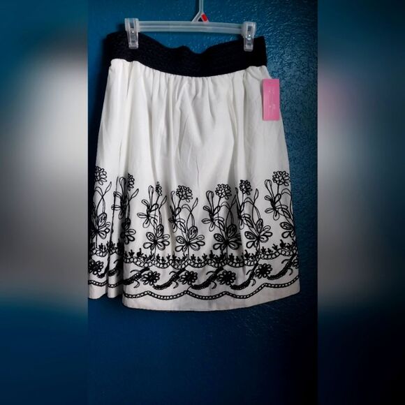 Womens Knee Length Embroidered Black and White Skirt Size Medium - Picture 1 of 7